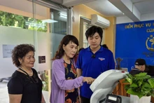 Usan robot con inteligencia artificial para realizar trámites administrativos en el barrio de Cua Nam, Hanói. (Foto: Nhan Dan)