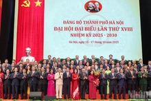 Tran Cam Tu, miembro del Buró Político y permanente del Secretariado del Comité Central del Partido Comunista de Vietnam, entrega flores para felicitar al Buró Ejecutivo del Comité del Partido de Hanói, período 2025-2030.