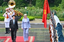 El presidente de Vietnam, Luong Cuong, y la gobernadora general de Australia, Sam Mostyn, pasan revista a la guardia de honor. (Foto: Nhan Dan)