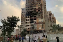 Un edificio en Teherán, Irán, dañado tras un ataque aéreo israelí el 13 de junio de 2025. (Foto: VNA)