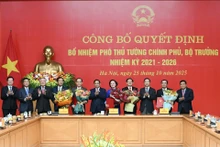 El primer ministro de Vietnam, Pham Minh Chinh, entrega decisiones de nombramiento a dos viceprimeros ministros y tres ministros para el período 2021-2026. (Foto: Nhan Dan)