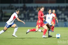 [Foto] El espíritu de lucha inquebrantable del fútbol femenino de Vietnam
