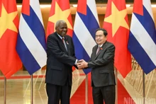 El presidente de la Asamblea Nacional de Vietnam, Tran Thanh Man, (derecha) y el titular de la Asamblea Nacional del Poder Popular y del Consejo de Estado de Cuba, Esteban Lazo Hernández.