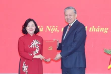El secretario general del Partido Comunista de Vietnam, To Lam, entrega la decisión del Buró Político sobre la designación de la camarada Bui Thi Minh Hoai como secretaria del Comité del Partido del Frente de la Patria y las organizaciones de masas centrales para el mandato 2020-2025.