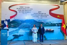 Vu Hai Ha, miembro del Comité Central del Partido y subsecretario a cargo del Comité del Partido en la Asamblea Nacional y miembro del Comité Permanente de la Asamblea Nacional, y Nubiela Ayala Modes, embajadora de Panamá en Vietnam, en la cita. (Foto: Nhan Dan)