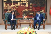 El primer ministro vietnamita, Pham Minh Chinh, y Saleumxay Kommasith, viceprimer ministro y jefe de Comisión de Reforma de Empresas del Comité Central del PPRL. (Foto: Nhan Dan)