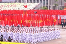 El bloque de banderas del Partido y de la Patria en el desfile por el 80º aniversario de la Revolución de Agosto y del Día Nacional de Vietnam.