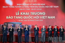 El presidente de la Asamblea Nacional Tran Thanh Man, junto con anteriores y actuales dirigentes del Partido y el Estado, y otros delegados, participan en la ceremonia inaugural del Museo de la Asamblea Nacional de Vietnam. (Foto: Nhan Dan)