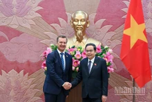 El presidente de la Asamblea Nacional de Vietnam, Tran Thanh Man, y primer vicepresidente del Consejo de la Federación de Rusia, A.V. Yatskin. (Foto: Nhan Dan)