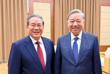 El secretario general del PCV, To Lam (derecha), se reúne con el primer ministro chino, Li Qiang. (Foto: VNA)