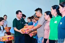 [Foto] Sindicato del periódico Nhan Dan comparte dificultades con personas afectadas por desastres naturales en Thai Nguyen