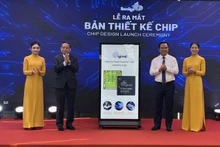 El presidente del Comité Popular de Ciudad Ho Chi Minh, Nguyen Van Duoc, y el presidente del Grupo CT, Tran Kim Chung, lanzan el diseño del chip ADC.