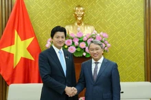 El ministro de Justicia de Vietnam, Nguyen Hai Ninh, recibe a Mitani Hidehiro, viceministro de Justicia de Japón. (Foto: Nhan Dan)