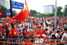 Gran multitud en arterias cercanas a la Plaza Ba Dinh para esperar el ensayo general del desfile por el Día Nacional