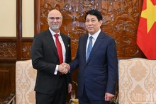 El presidente de Vietnam, Luong Cuong, y el embajador de Canadá, Shawn Perry Steil. 