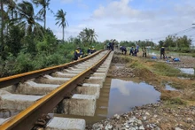 Debido a las fuertes lluvias en la región del Centro-Sur, la Corporación de Ferrocarriles de Vietnam anuncia la suspensión de varios trenes de pasajeros y de carga.