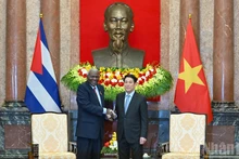 El presidente de Vietnam, Luong Cuong, (derecha), y el titular de la Asamblea Nacional del Poder Popular y del Consejo de Estado de Cuba, Esteban Lazo Hernández.