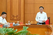 El miembro del Buró Político e integrante permanente del Secretariado del Comité Central del Partido Comunista de Vietnam, Tran Cam Tu, trabaja con la Junta Permanente del Comité del Partido del Ministerio de Salud Pública. 