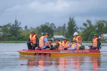 [Foto] Dirigente partidista anima a pobladores afectados por las inundaciones en Da Nang
