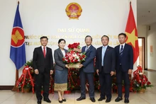 El Ministerio de Finanzas de Laos y el Comité de Cooperación Laos-Vietnam entregan flores al embajador vietnamita en Vientián, Nguyen Minh Tam, para felicitarlo por el 80º Día Nacional de Vietnam. (Foto: VNA)
