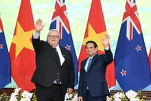 El primer ministro vietnamita, Pham Minh Chinh, y el presidente de la Cámara de Representantes de Nueva Zelanda (Parlamento), Gerry Brownlee. (Foto: Nhan Dan)