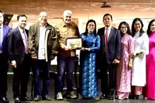 La delegación vietnamita mabtiene reunión con Eduardo Piñera, vicepresidente del PSUV y jefe de su Comisión de Formación e Ideología. (Foto: Embajada de Vietnam en Venezuela)