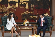 El primer ministro de vietnam, Pham Minh Chinh, recibe a María Victoria “Marí” Zíngoni, directora ejecutiva responsable del área de fuentes de energía de la empresa GE Vernova de Estados Unidos. (Foto: Nhan Dan)