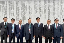 El miembro del Buró Político, secretario del Comité Central del Partido Comunista de Vietnam y jefe de su Comisión de Control Disciplinario, Nguyen Duy Ngoc, y otros delegados visitan el Museo Fundacional del Partido del Trabajo de Corea. (Foto: Nhan Dan)