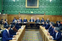 Durante el encuentro entre el secretario general del Partido Comunista de Vietnam, To Lam, y el Grupo del Parlamento Británico Amigos de Vietnam en Londres. (Foto: VNA)
