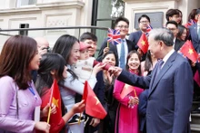 La comunidad vietnamita en el Reino Unido se despiden del secretario general del Partido Comunista de Vietnam, To Lam, y su esposa. (Foto: VNA)