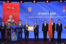 El primer ministro de Vietnam, Pham Minh Chinh, otorga la Orden del Trabajo de Primera Clase al Ministerio de Justicia.