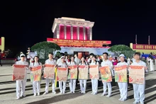 [Foto] Periódico Nhan Dan obsequian a lectores suplemento especial conmemorativo del Día Nacional de Vietnam