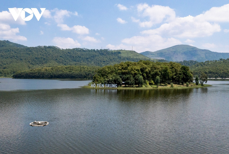 Situado en medio de un bosque de pinos, el lago abarca una superficie de más de 100 hectáreas. Muchas gentes llaman al lugar “un Da Lat en miniatura”.