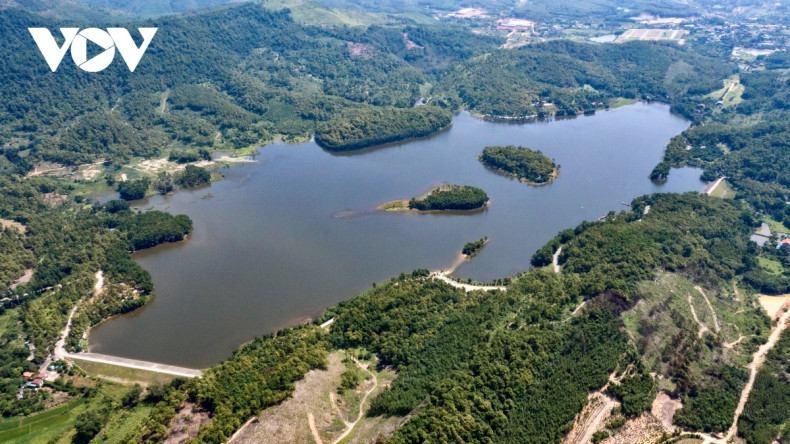 El lago está rodeado por colinas y frondosos bosques de pinos.
