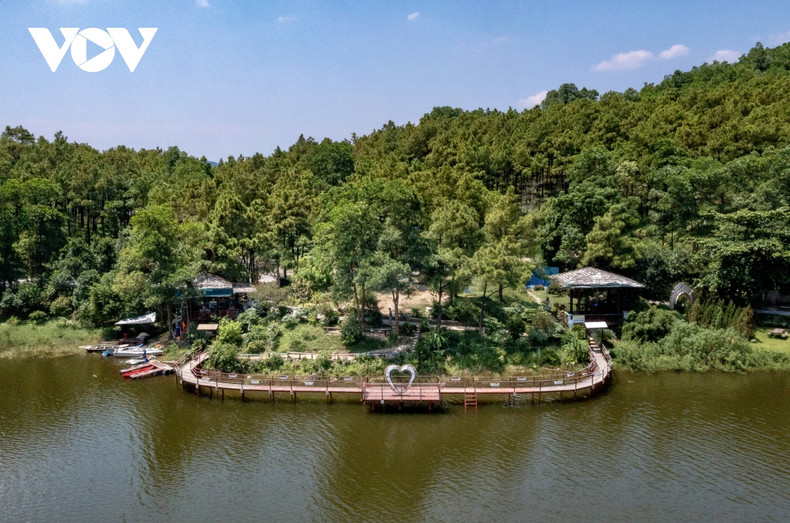 La ciudad de Uong Bi está centrada en promover las potencialidades turísticas del lago de Yen Trung. Las autoridades locales afirman que el desarrollo bajo el dosel forestal asociado con la conservación de los bosques es una tendencia que persiguen muchas localidades.