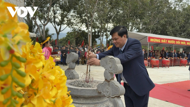 El evento tiene como objetivo agradecer a los talentosos y leales generales y soldados de las hermanas Trung, que escribieron las páginas doradas de la historia de Vietnam en el período inicial de construcción y defensa nacional. El evento tiene como objetivo agradecer a los talentosos y leales generales y soldados de las hermanas Trung, que escribieron las páginas doradas de la historia de Vietnam en el período inicial de construcción y defensa nacional.