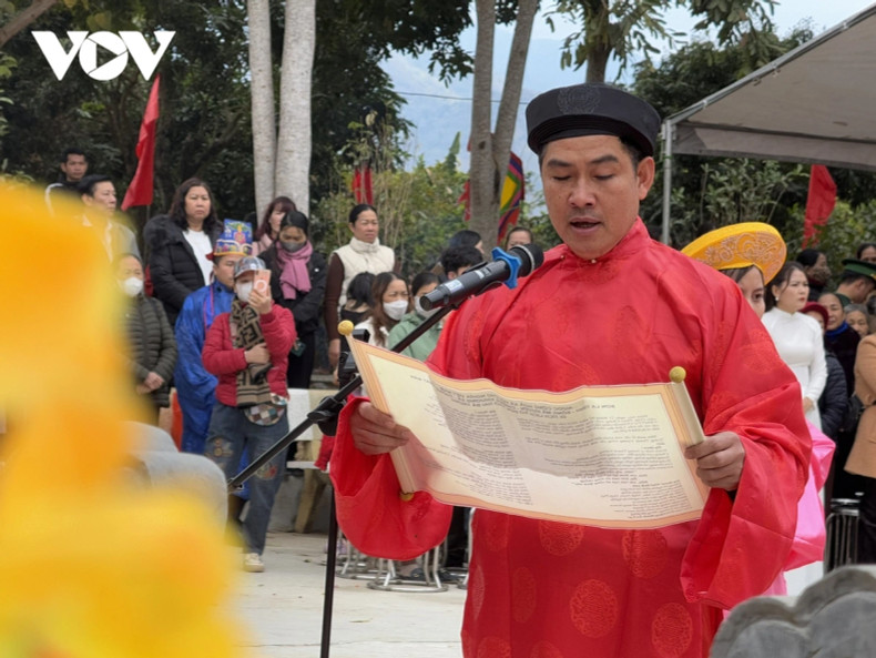 En 1975, en cumplimiento de la política del Partido y el Estado de construir una nueva economía en el Noroeste, los habitantes de la aldea de Nai Tu se trasladaron a la de Thong Nhat, en la comuna de Chieng Khuong, distrito de Song Ma, y construyeron el templo de Hai Ba Trung. En 1975, en cumplimiento de la política del Partido y el Estado de construir una nueva economía en el Noroeste, los habitantes de la aldea de Nai Tu se trasladaron a la de Thong Nhat, en la comuna de Chieng Khuong, distrito de Song Ma, y construyeron el templo de Hai Ba Trung.