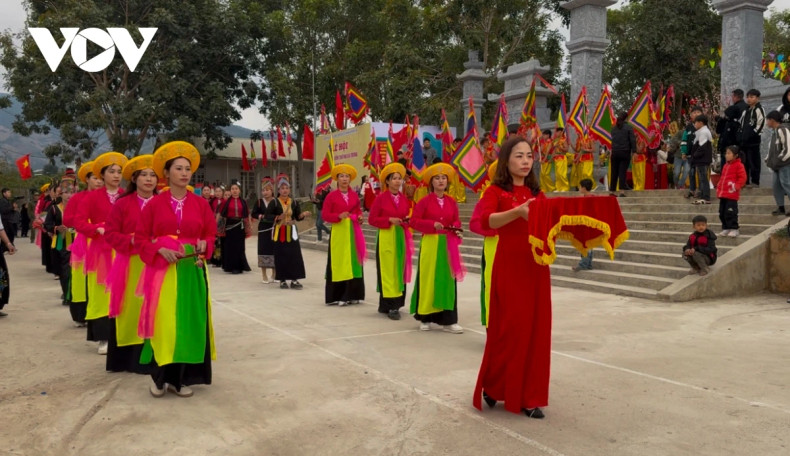 Esta belleza cultural es una expresión de gratitud y reconocimiento a los méritos de las hermanas Trung (Trung Trac y Trung Nhi), dos heroínas vietnamitas del siglo I. Esta belleza cultural es una expresión de gratitud y reconocimiento a los méritos de las hermanas Trung (Trung Trac y Trung Nhi), dos heroínas vietnamitas del siglo I.