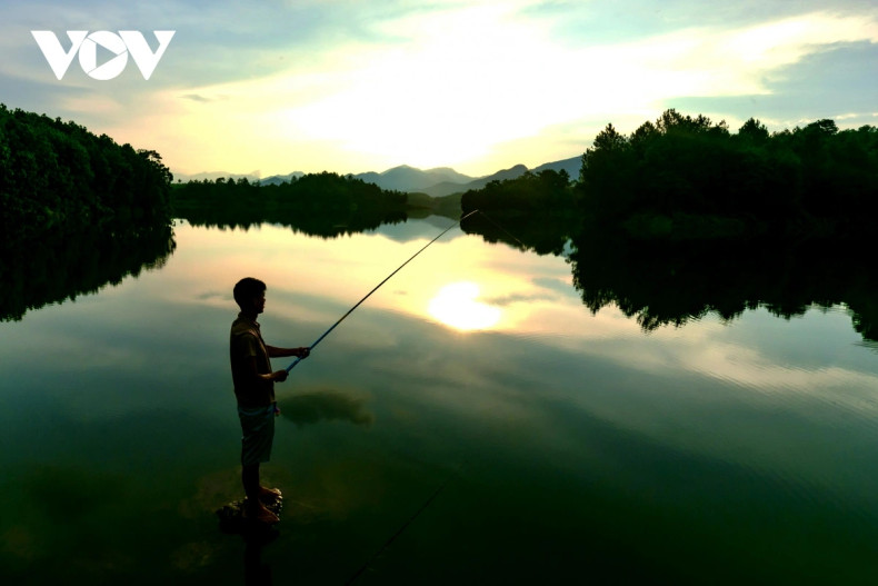 Este lugar posee un atractivo único durante todo el año por su inmaculado entorno. El suelo y el cielo parecen empaparse del atardecer al final del día, cuando el sol se pone sobre el lago, produciendo una hermosa vista.