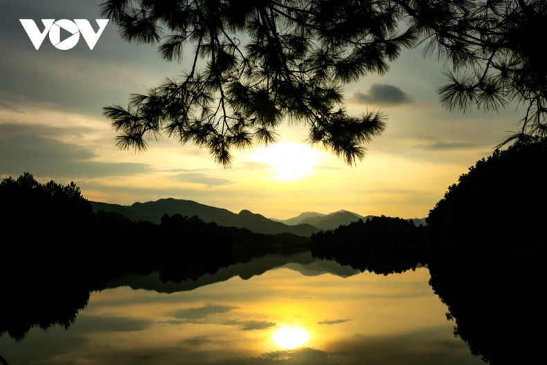 Junto con el vasto mar y el cielo y las majestuosas montañas y bosques, el lago se suma a la belleza natural de la región nororiental del país.