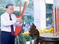 [Video] Máximo dirigente vietnamita ofrece incienso en Cementerio de los Mártires de Tan Bien 