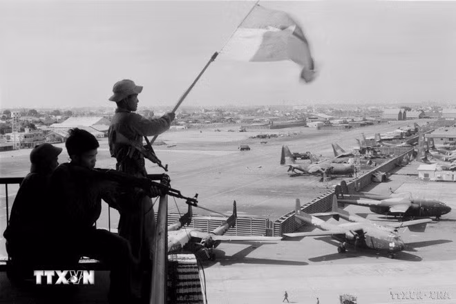 Bandera de la liberación ondeando en el aeropuerto de Tan Son Nhat, 30 de abril de 1975. Foto: VNA