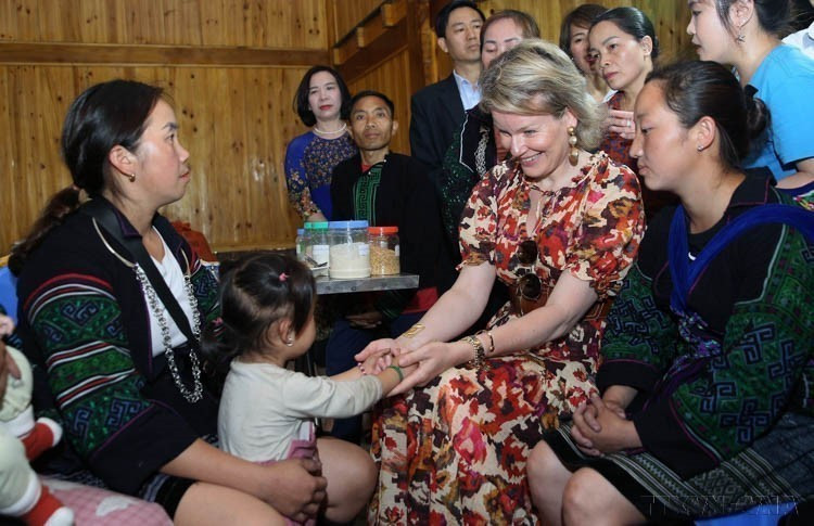 La reina Matilde de Bélgica, presidenta honoraria del Unicef Bélgica, visita a los niños en la provincia montañosa de Lao Cai, el 11 de mayo de 2023. (Foto: VNA)
