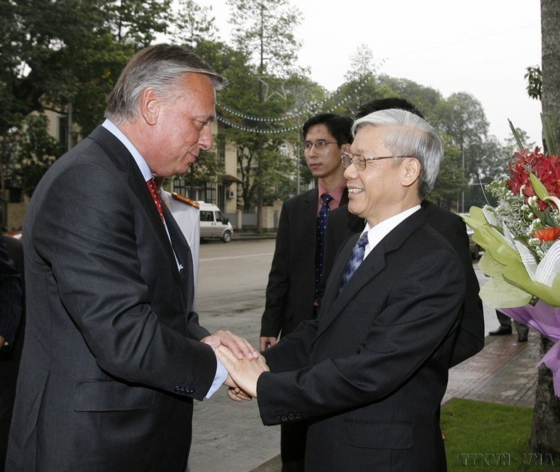 El presidente de la Asamblea Nacional de Vietnam, Nguyen Phu Trong, recibe al titular de la Cámara de Representantes de Bélgica, Patrick Dewael, en una visita oficial de amistad a Vietnam (Hanói, 14 de abril de 2010). (Foto: VNA)