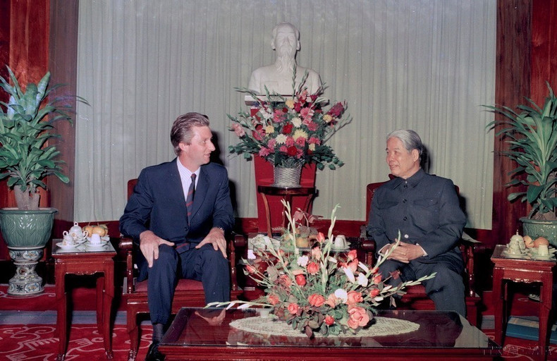 El secretario general del Partido Comunista de Vietnam, Do Muoi, recibe a Felipe, en calidad de príncipe heredero de Bélgica, en su visita al país asiático (Hanói, 3 de diciembre de 1994). (Foto: VNA)