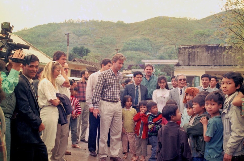 El 4 de diciembre de 1994, Felipe, príncipe heredero de Bélgica, visita el distrito de Da Bac, provincia norvietnamita de Hoa Binh. (Foto: VNA)