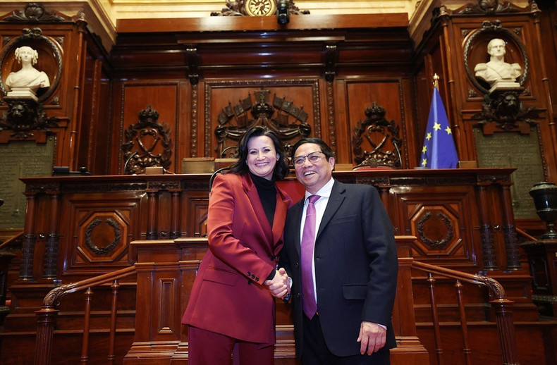 El primer ministro de Vietnam, Pham Minh Chinh, se reúne con la presidenta del Senado belga, Stephanie D&apos;hose, en Bruselas el 15 de diciembre de 2022. (Foto: VNA)