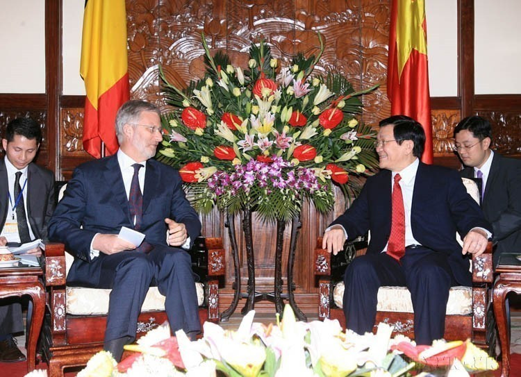 El presidente de Vietnam, Truong Tan Sang, recibe a Felipe, príncipe heredero de Bélgica, durante su visita oficial al país indochino (Hanói, 12 de marzo de 2012). (Foto: VNA)