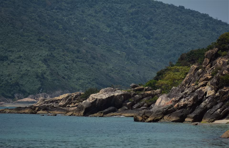 La isla de Son Cha cuenta con una extensa y majestuosa playa rocosa de una gran belleza.