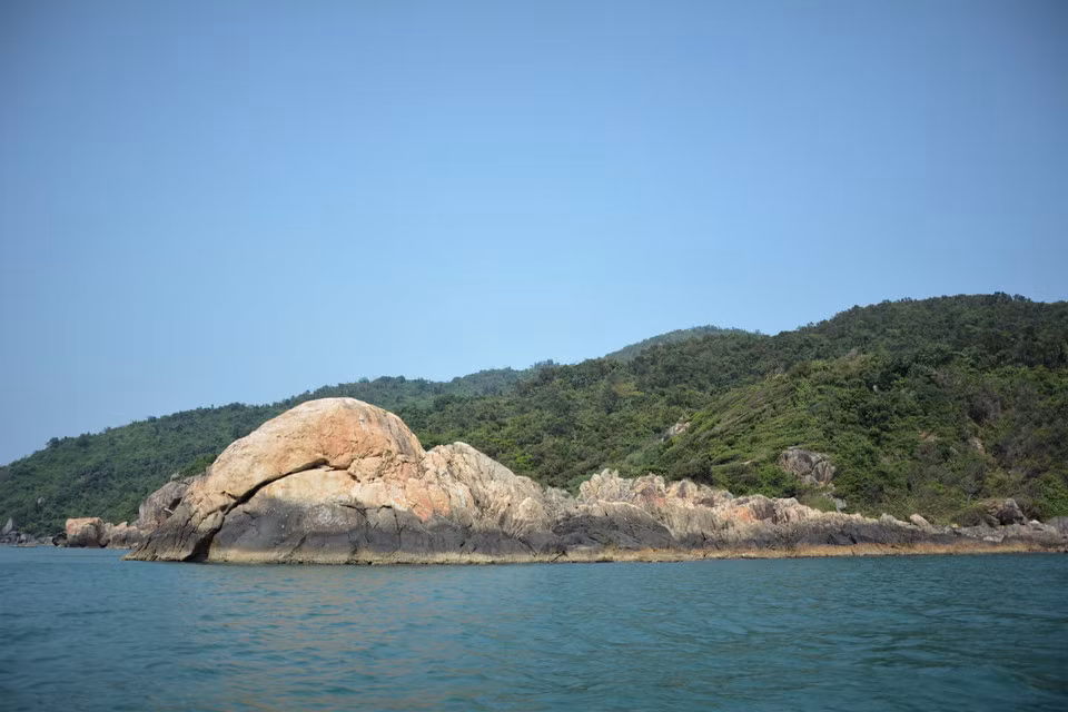 La playa rocosa, que se adentra en el mar como un brazo gigante, realza la belleza salvaje e imponente del lugar, haciendo imposible que los visitantes aparten la mirada de la majestuosidad de la naturaleza.